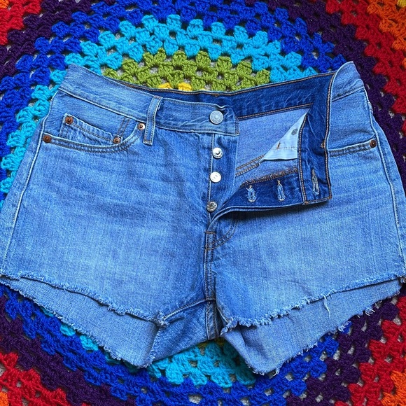 Levis 501 Jean shorts - Picture 2 of 11
